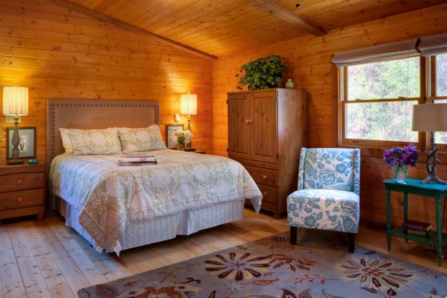 Upstairs loft bedroom. Lots of extra space and a very large tv.
