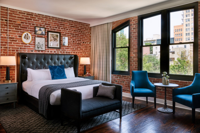 Historic exposed brick, 100 yr old hardwood floors, 500+ sq. ft.